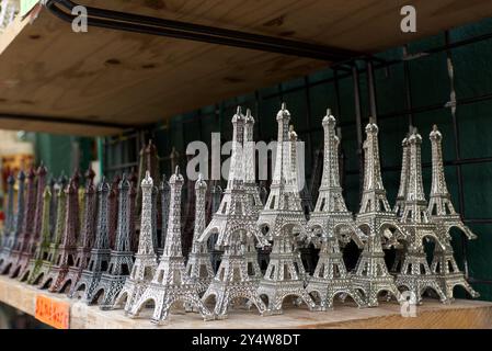 Paris, Frankreich, 09.10.2024. Eiffeltürme in Silber, Bronze, Gold, Schwarz und Braun auf einem Regal in Montmartre Stockfoto