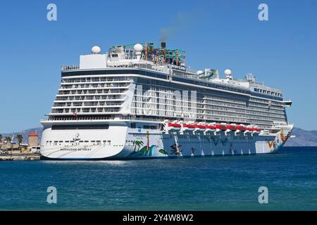 Griechische Inseln. Griechenland, Rhodos. NCL Norwegische Kurzurlaub, Kreuzfahrt-Schiff. Die Norwegian Getaway ist ein Kreuzfahrtschiff der US-amerikanischen Reederei Norwegian Cruise Line, die ihren Firmensitz in Miami - Florida hat. Das Schiff gehört zur Breakaway-Klasse. Schwesterschiff ist die Norwegian Breakaway *** griechische Inseln Griechenland, Rhodes NCL Norwegian Getaway, Kreuzfahrtschiff The Norwegian Getaway ist ein Kreuzfahrtschiff der US-amerikanischen Reederei Norwegian Cruise Line, die ihren Hauptsitz in Miami, Florida hat Stockfoto