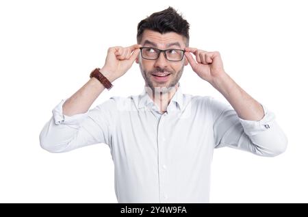 Traummann in Brille isoliert auf weißem Hintergrund. Ein Traummann, der im Studio Brillen trägt. Träumiger Mann Brille Brille tragen. Foto eines Traummanns im Auge Stockfoto