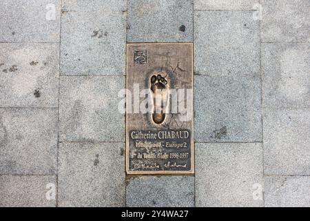 Ein Bronzefussabdruck von Catherine Chabaud, französischer Yachtfrau, Journalistin und Polizierin, auf dem Fußweg in Arcachon, Frankreich. Stockfoto