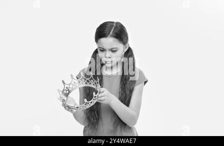 Preis des Throns. Das Kind trägt das goldene Kronensymbol der Prinzessin. Träumendes Mädchen wird zur Prinzessin. Lady süße kleine Prinzessin. Königliches Konzept. Kindliche Entwicklung Stockfoto