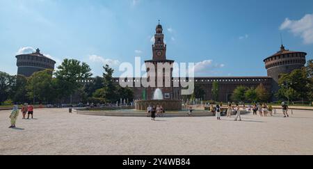 Panoramablick auf einen Brunnen vor dem berühmten Schloss Sforza (Castello Sforzesco) in Mailand, Italien. Stockfoto