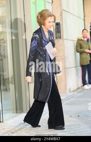 Die ehemalige Königin Sofia verlässt das Pa-BU Restaurant nach dem Mittagessen zum 60. Geburtstag von Prinzessin Elena am 20. Dezember 2023 in Madrid. Stockfoto