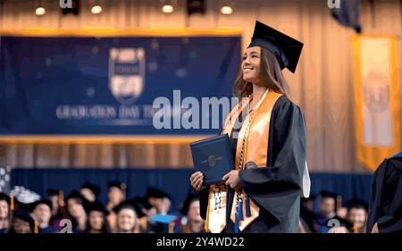 Eine stolze Hochschulabsolventin steht in ihrer Mütze und ihrem Kleid, hält ihr Diplom und lächelt, während sie nach vorne blickt. Sie markiert das Ende der harten Arbeit und einen Neuanfang. Stock Vektor