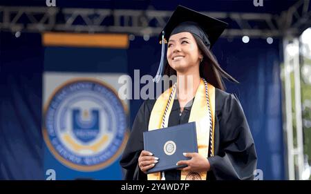 Eine stolze Hochschulabsolventin steht in ihrer Mütze und ihrem Kleid, hält ihr Diplom und lächelt, während sie nach vorne blickt. Sie markiert das Ende der harten Arbeit und einen Neuanfang. Stock Vektor