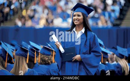 Eine stolze Hochschulabsolventin steht in ihrer Mütze und ihrem Kleid, hält ihr Diplom und lächelt, während sie nach vorne blickt. Sie markiert das Ende der harten Arbeit und einen Neuanfang. Stock Vektor