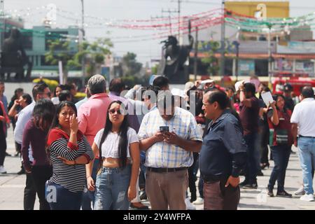 Nezahualcoyotl, Mexiko. September 2024. Mexikanische Bürger, die 2024 an der National Drill eines hypothetischen Erdbebens der Stärke 7,5 Richter mit Epizentrum in Guerrero im Stadtpalast von Nezahualcoyotl teilnahmen. Am 19. September 2024 in Mexiko. (Foto: Carlos Santiago/Eytepix Group) Credit: Eyepix Group/Alamy Live News Stockfoto