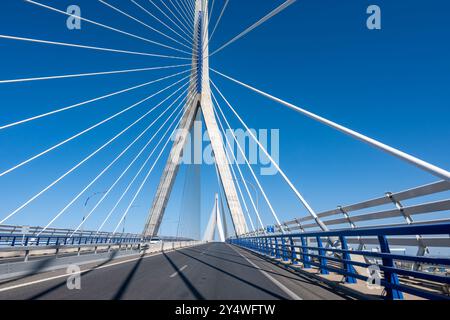 Blick auf eine mit Seilbahnen überdachte Transportbrücke mit hohen Pylonen über die Bucht von Cadiz, die Cadiz mit Puerto Real auf dem spanischen Festland verbindet Stockfoto