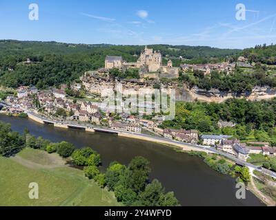 Das Dorf Beynac-et-Cazenac liegt im Département Dordogne im Südwesten Frankreichs mit dem mittelalterlichen Schloss Beynac, einem der schönsten Dörfer von Fra Stockfoto