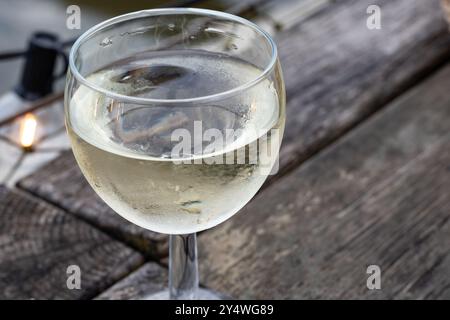 Verkostung von Bordeaux-Weißwein, rechtes Ufer der Gironde-Mündung, Frankreich. Gläser weißen, süßen französischen Weines, serviert im Außenrestaurant, Austern Farm Stockfoto