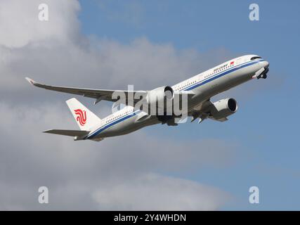 Ein Airbus A350-900 von Air China startet am Flughafen London Gatwick Stockfoto