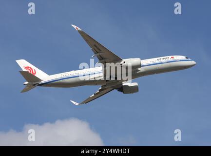 Ein Airbus A350-900 von Air China startet am Flughafen London Gatwick Stockfoto