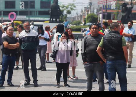 Nezahualcoyotl, Mexiko. September 2024. Mexikanische Bürger, die 2024 an der National Drill eines hypothetischen Erdbebens der Stärke 7,5 Richter mit Epizentrum in Guerrero im Stadtpalast von Nezahualcoyotl teilnahmen. Am 19. September 2024 in Mexiko. (Foto: Carlos Santiago/Eytepix Group) Credit: SIPA USA/Alamy Live News Stockfoto