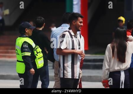 Nezahualcoyotl, Mexiko. September 2024. Mexikanische Bürger, die 2024 an der National Drill eines hypothetischen Erdbebens der Stärke 7,5 Richter mit Epizentrum in Guerrero im Stadtpalast von Nezahualcoyotl teilnahmen. Am 19. September 2024 in Mexiko. (Foto: Carlos Santiago/Eytepix Group) Credit: SIPA USA/Alamy Live News Stockfoto
