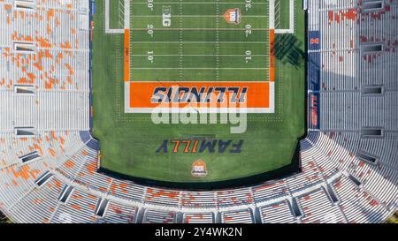 Das University of Illinois Memorial Stadium ist das Heimstadion der NCAA Fighting Illini. Ein Blick auf die Drohne mit Blick auf das Stadion. Stockfoto