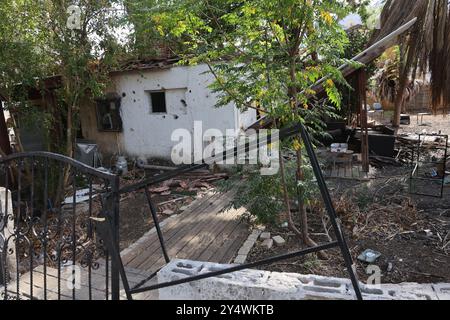 Kiryat Shmona. September 2024. Das Foto vom 19. September 2024 zeigt ein Haus, das bei einem Raketenangriff in Kiryat Shmona beschädigt wurde. Am Donnerstag berichteten die israelischen Verteidigungskräfte (IDF), dass die Hisbollah Drohnen- und Raketenangriffe in Nordisrael gestartet habe, was zum Tod zweier israelischer Soldaten und zu schweren Verletzungen eines anderen führte. Quelle: Gil Cohen Magen/Xinhua/Alamy Live News Stockfoto