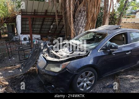 Kiryat Shmona. September 2024. Das Foto vom 19. September 2024 zeigt ein Auto, das bei einem Raketenangriff in Kiryat Shmona beschädigt wurde. Am Donnerstag berichteten die israelischen Verteidigungskräfte (IDF), dass die Hisbollah Drohnen- und Raketenangriffe in Nordisrael gestartet habe, was zum Tod zweier israelischer Soldaten und zu schweren Verletzungen eines anderen führte. Quelle: Gil Cohen Magen/Xinhua/Alamy Live News Stockfoto