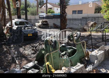 Kiryat Shmona. September 2024. Das Foto vom 19. September 2024 zeigt den Ort eines Raketenangriffs in Kiryat Shmona im Norden Israels. Am Donnerstag berichteten die israelischen Verteidigungskräfte (IDF), dass die Hisbollah Drohnen- und Raketenangriffe in Nordisrael gestartet habe, was zum Tod zweier israelischer Soldaten und zu schweren Verletzungen eines anderen führte. Quelle: Gil Cohen Magen/Xinhua/Alamy Live News Stockfoto