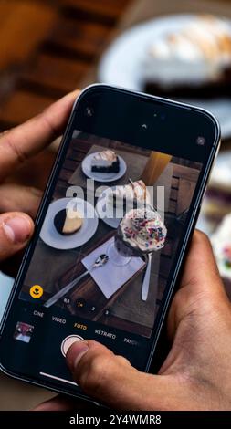 Traditionelle Cafeteria für Frühstück und Snack in Nahaufnahme-Fotoaufnahmen. Büroarbeiten auf Couchtisch. Teilen Sie sich das Frühstück im Freien mit Kuchen, wa Stockfoto