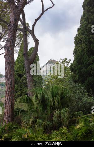 Sarazenburg (Castello saraceno) von den öffentlichen Gärten aus gesehen, Taormina, Sizilien, Italien Stockfoto