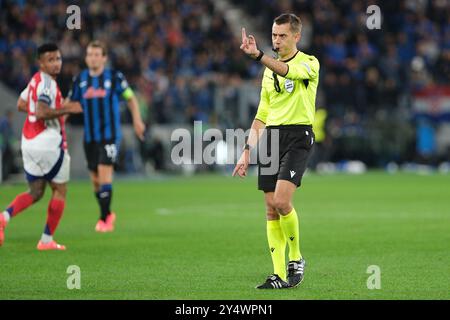 Bergamo, Italien. September 2024. Der Schiedsrichter des Spiels, Clement Turpin aus Frankreich während des Fußballspiels der UEFA Champions League 2024/2025 zwischen Atalanta BC und Arsenal FC im Gewiss-Stadion am 19. September 2024 in Bergamo, Italien. Quelle: Roberto Tommasini/Alamy Live News Stockfoto