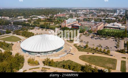 Ein Rundblick auf das Memorial Stadium und das State Farm Center an der University of Illinois für die kämpfenden Illini-Sportmannschaften und -Events. Stockfoto