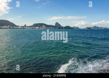 Rio de janeiro Brasilien. Leme Beach mit Sugarloaf Mountain im Hintergrund. Meer und blauer Himmel. Stockfoto