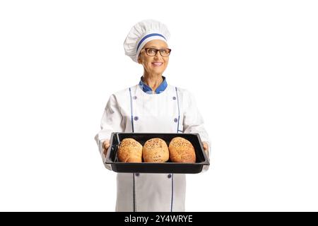 Weibliche Köchin, die ein Backblech mit Brot auf weißem Hintergrund hält Stockfoto