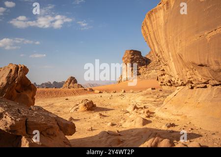 Wunderschöne sonnige Landschaft des Wadi Rum in Südjordanien. Jordanische Wüstenlandschaft mit Sandsteinfelsen tagsüber im Nahen Osten. Stockfoto