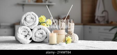 Komposition von Spa-Vorräten auf dem Tisch im Schönheitssalon Stockfoto