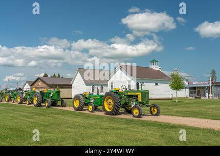 Oldtimer-Traktoren im Threshermen's Réunion Museum in der Nähe von Winkler, Manitoba, Kanada. Stockfoto