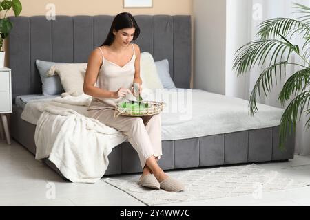 Schöne junge Frau, die zu Hause Aloe Vera Gel herstellt Stockfoto