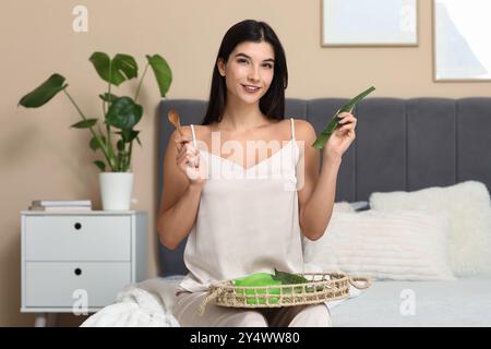 Schöne junge Frau, die zu Hause Aloe Vera Gel herstellt Stockfoto