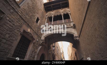 Eine historische gotische Brücke zwischen Gebäuden im Barri Gotic Quarter, Barcelona, Spanien. Stockfoto