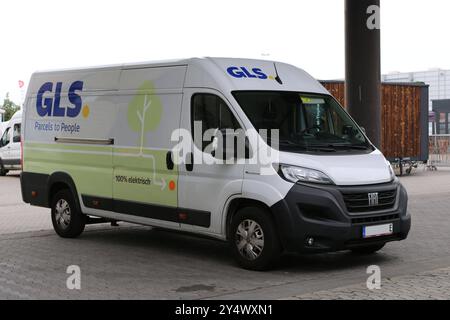 Lieferwagen Fiat E-Ducato des Paketdienstleister GLS General Logistics Systems *** Fiat E Ducato Lieferwagen vom Paketdienstleister GLS General Logistics Systems Stockfoto