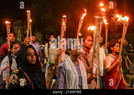 Dhaka, Bangladesch. September 2024. Während der Demonstration marschieren Demonstranten, die Fackeln halten, auf die Straße und fordern eine ordnungsgemäße Untersuchung und ein Gerichtsverfahren für die außergerichtliche Ermordung von zwei Menschen an der Universität Dhaka und der Universität Jahangirnagar. (Foto: Zabed Hasnain Chowdhury/SOPA Images/SIPA USA) Credit: SIPA USA/Alamy Live News Stockfoto