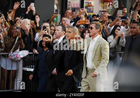 HOLLYWOOD, KALIFORNIEN - 18. SEPTEMBER: George Clooney und Brad Pitt nehmen am 18. September 2024 an der Premiere des Apple Original Film „Wolfs“ im TCL Chinese Theatre Teil. Quelle: Jeffrey Mayer/JTMPhotos/MediaPunch Stockfoto