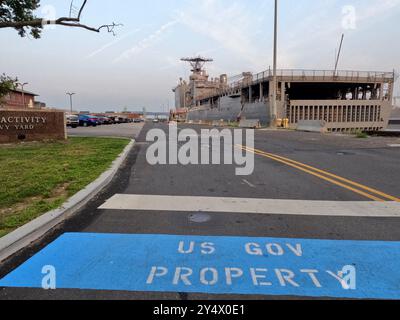 Ein Warnschild weist auf die Grenze des Staatseigentums der Vereinigten Staaten in Philadelphias Navy Yard hin. Stockfoto