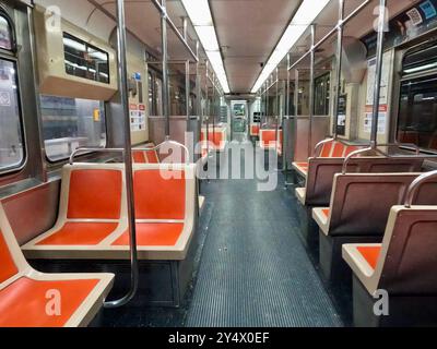 Das Innere eines U-Bahn-Autos der Broad Street Line auf dem südlichen Abschnitt der Reise. Stockfoto