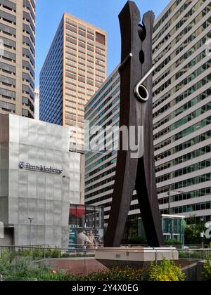 Clothespin, eine Skulptur aus verwittertem Stahl von Claes Oldenburg, steht an der Market Street am Centre Square in Philadelphia. Stockfoto