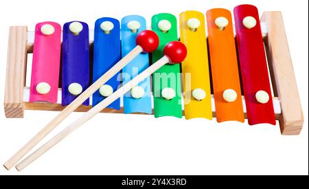 Xylophon für Kinder mit Metallstäben aus Regenbogen und Holzschlägen Stockfoto