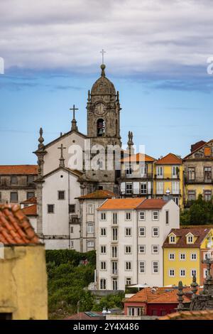 Farbenfrohe Häuser säumen den Hügel in Porto, Portugal Stockfoto