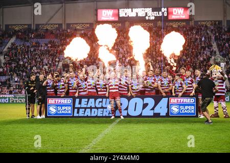 Liam Farrell von Wigan Warriors hebt den League Leaders Shield während des Spiels der Betfred Super League Runde 27 Wigan Warriors gegen Salford Red Devils im Brick Community Stadium, Wigan, Vereinigtes Königreich, 19. September 2024 (Foto: Craig Thomas/News Images) Stockfoto