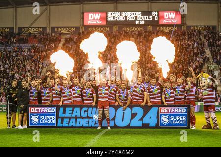 Liam Farrell von Wigan Warriors hebt den League Leaders Shield während des Spiels der Betfred Super League Runde 27 Wigan Warriors gegen Salford Red Devils im Brick Community Stadium, Wigan, Vereinigtes Königreich, 19. September 2024 (Foto: Craig Thomas/News Images) Stockfoto