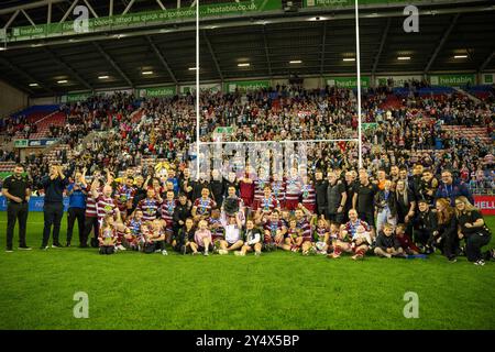 Wigan Warriors feiern den Sieg des League Leaders Shield-Kleinkindes ihrer Fans nach dem Spiel der Betfred Super League Runde 27 Wigan Warriors gegen Salford Red Devils im Brick Community Stadium, Wigan, Großbritannien, 19. September 2024 (Foto: Craig Thomas/News Images) Stockfoto