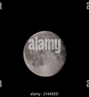London, Großbritannien. September 2024. Ein heller abnehmender Gibbous Mond am klaren Himmel über London, Großbritannien. Quelle: Malcolm Park/Alamy Live News Stockfoto