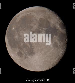 London, Großbritannien. September 2024. Ein heller abnehmender Gibbous Mond am klaren Himmel über London, Großbritannien. Quelle: Malcolm Park/Alamy Live News Stockfoto