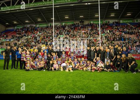 Wigan Warriors feiern den Sieg des League Leaders Shield-Kleinkindes ihrer Fans nach dem Spiel Wigan Warriors gegen Salford Red Devils im Brick Community Stadium, Wigan, Großbritannien, 19. September 2024 (Foto: Craig Thomas/News Images) in, 19. September 2024. (Foto: Craig Thomas/News Images/SIPA USA) Credit: SIPA USA/Alamy Live News Stockfoto