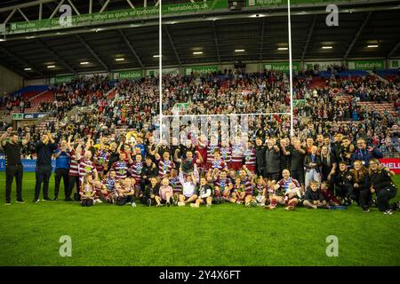 Wigan Warriors feiern den Sieg des League Leaders Shield-Kleinkindes ihrer Fans nach dem Spiel Wigan Warriors gegen Salford Red Devils im Brick Community Stadium, Wigan, Großbritannien, 19. September 2024 (Foto: Craig Thomas/News Images) in, 19. September 2024. (Foto: Craig Thomas/News Images/SIPA USA) Credit: SIPA USA/Alamy Live News Stockfoto