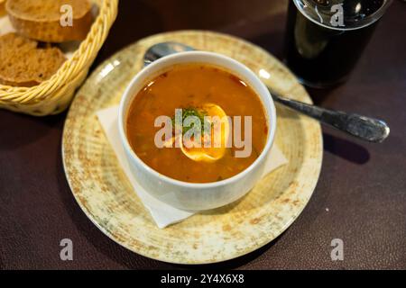 Ein beliebtes Gericht der russischen Küche ist Gurkensuppe mit Fleisch, die auf Basis eingelegter Gurken und Perlgerste aus der Nähe zubereitet wird Stockfoto